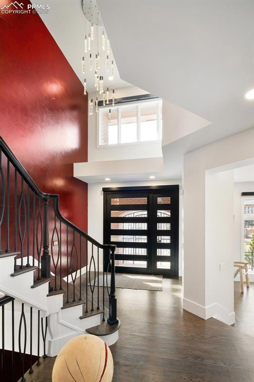 Image 17 of 50: Magnificent Foyer