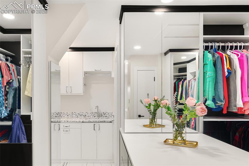 Image 22 of 50: Custom Closet