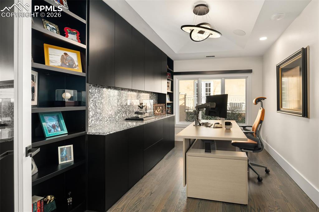 Image 26 of 50: Upper Level Office