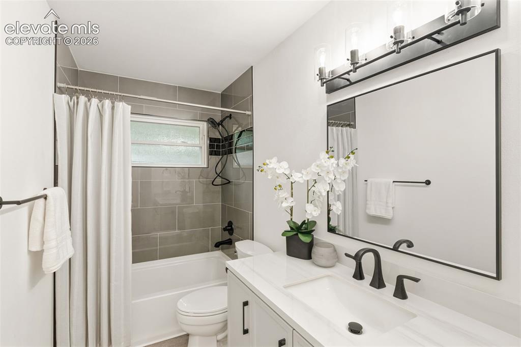 Image 16 of 37: Bathroom