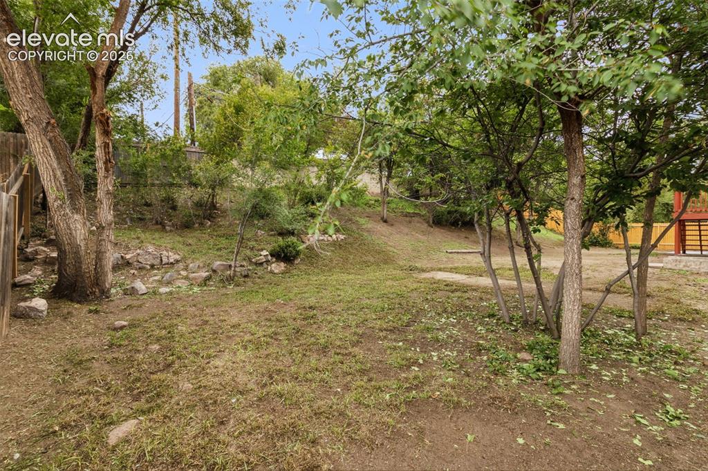 Image 34 of 37: Yard