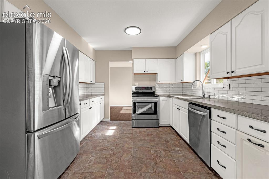 Image 11 of 31: Kitchen