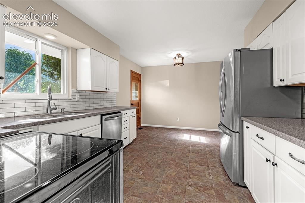 Image 12 of 31: Kitchen