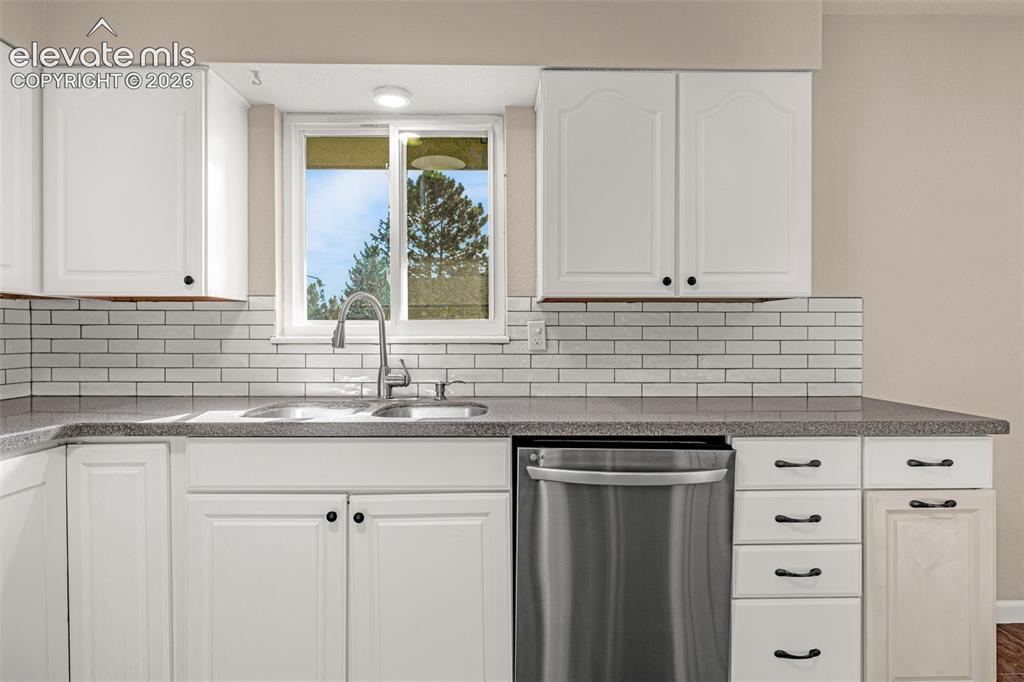 Image 13 of 31: Kitchen