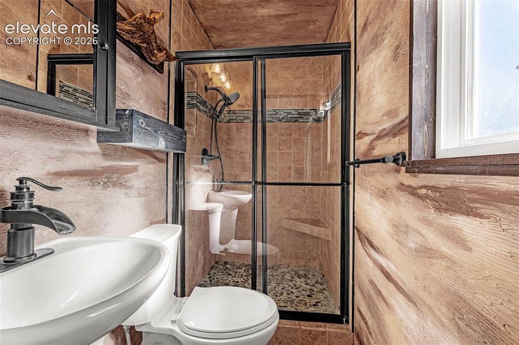 Image 18 of 31: Bathroom