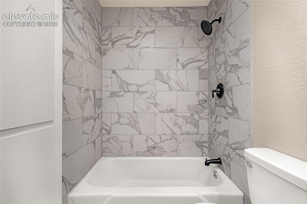 Image 23 of 31: Bathroom