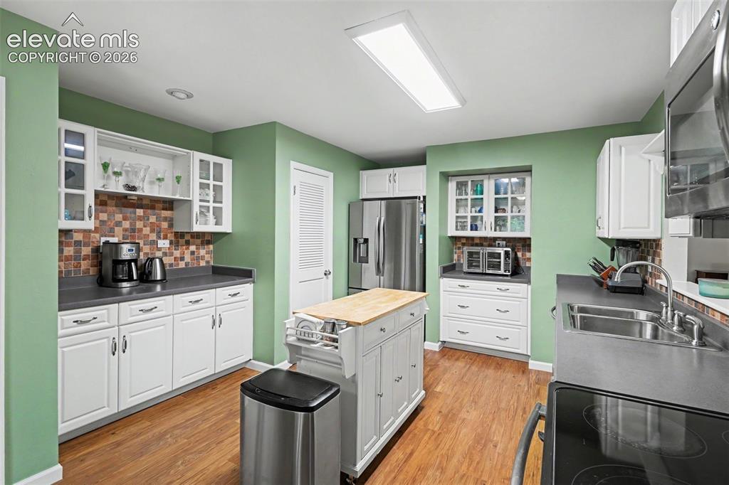 Image 10 of 39: Kitchen