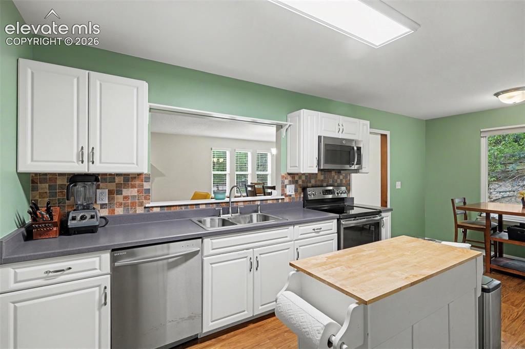 Image 12 of 39: Kitchen