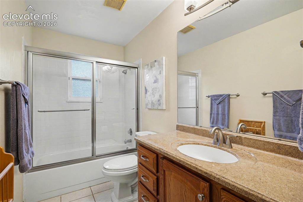Image 20 of 39: Bathroom