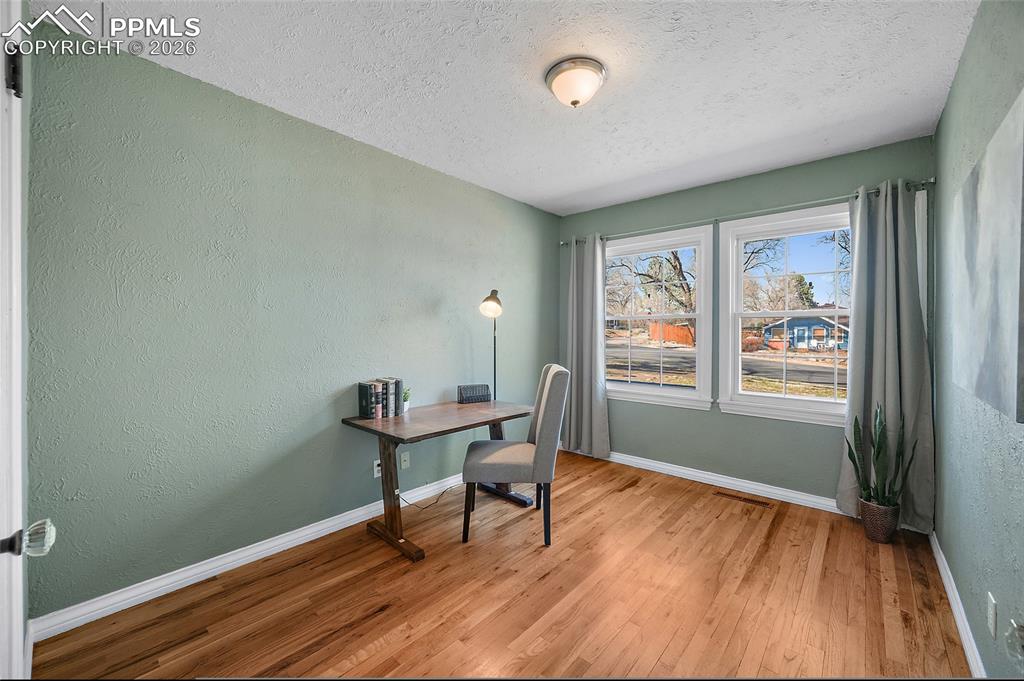 Image 13 of 26: Bedroom