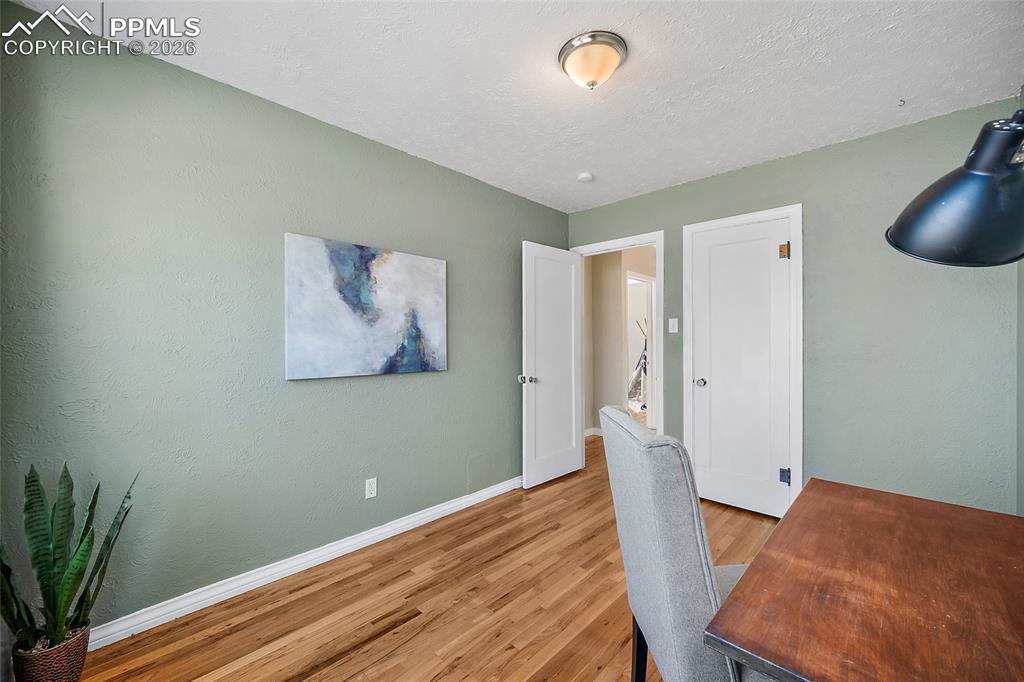 Image 14 of 26: Bedroom