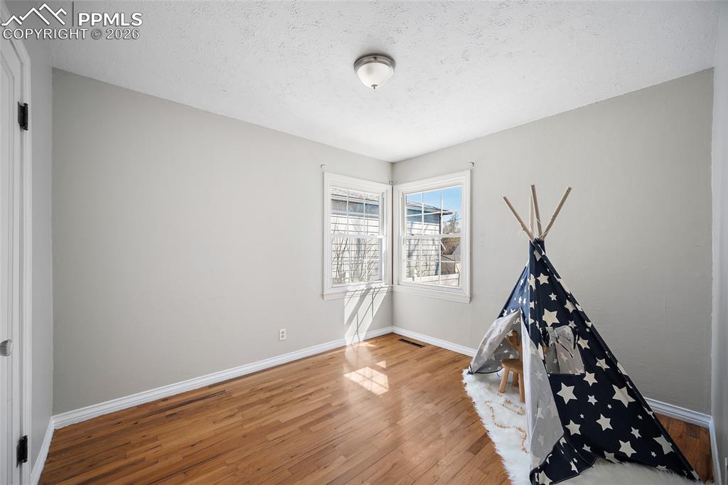 Image 15 of 26: Bedroom