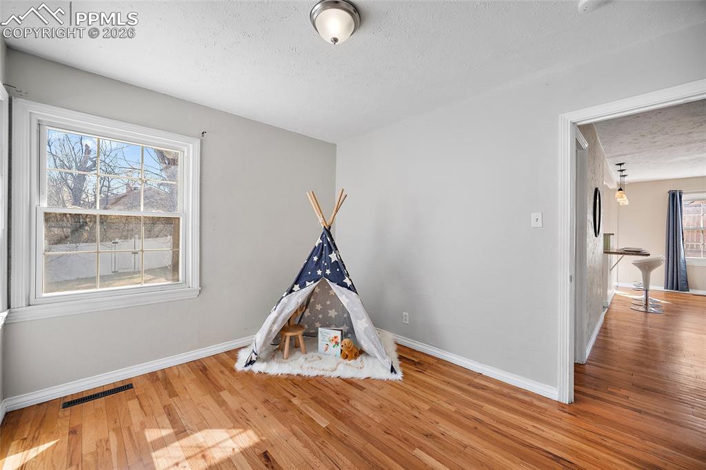 Image 16 of 26: Bedroom