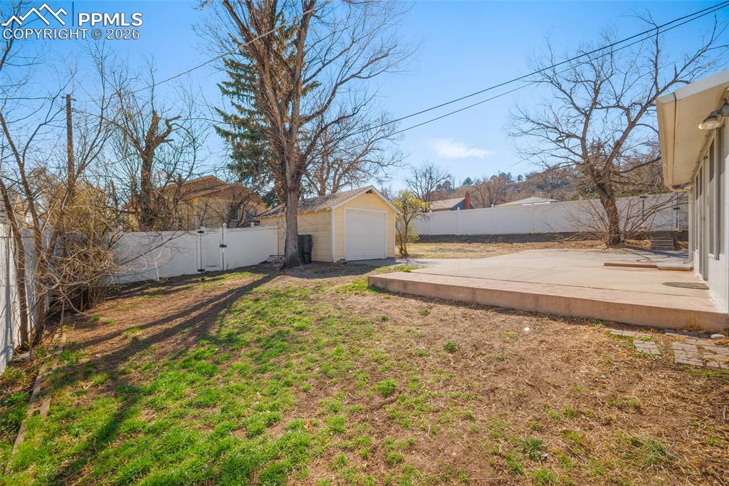 Image 21 of 26: Yard