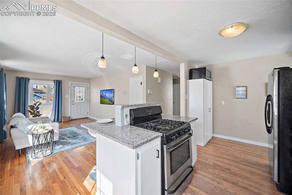 Image 7 of 26: Kitchen