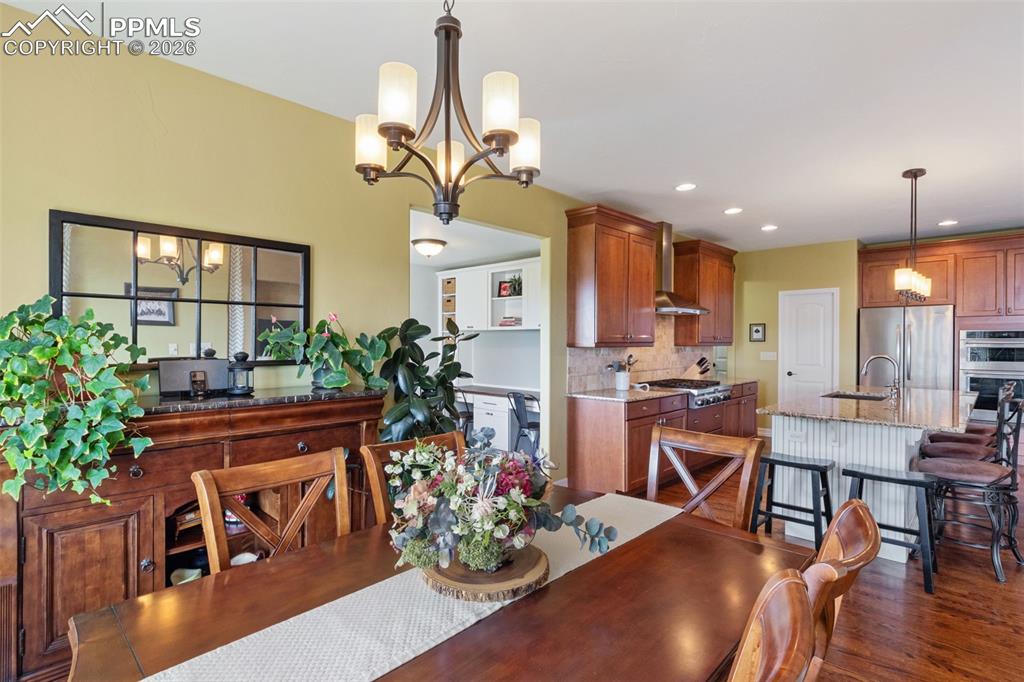 Image 11 of 47: Dining Area