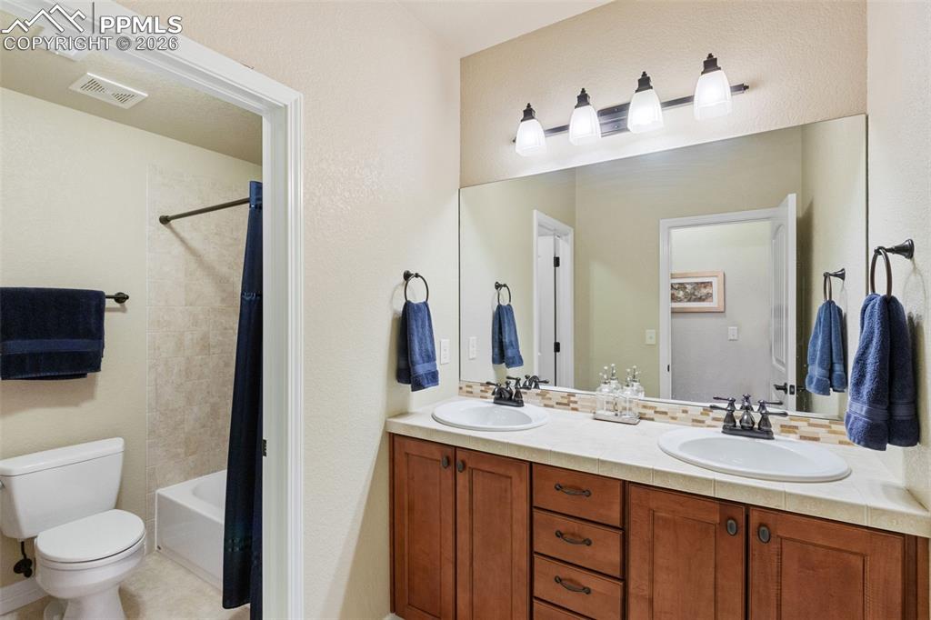 Image 47 of 47: Bathroom