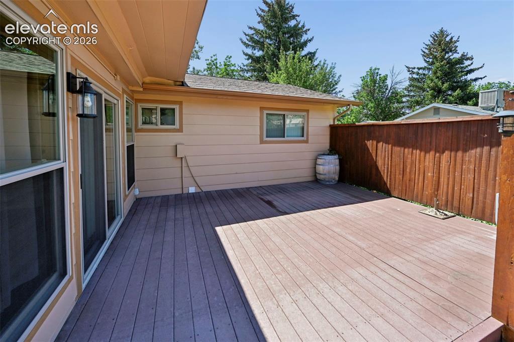 Image 10 of 50: Deck