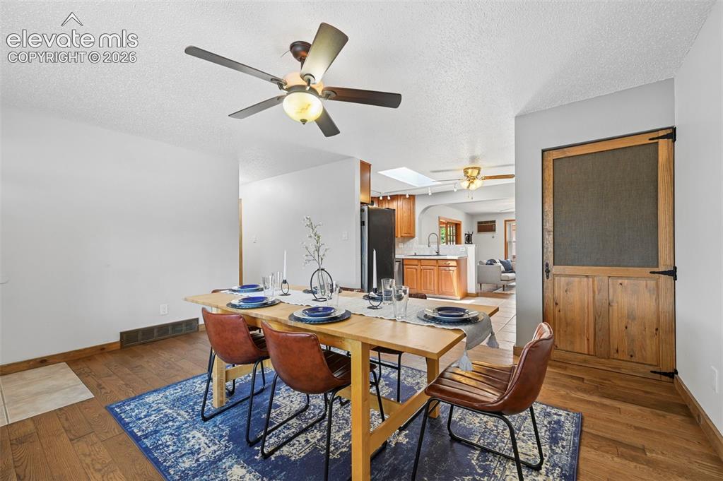 Image 16 of 50: Dining Area