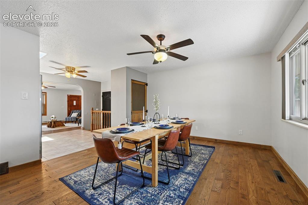 Image 17 of 50: Dining Area