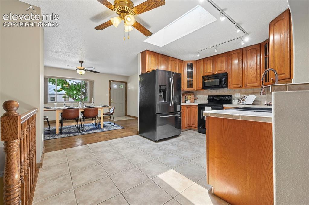 Image 18 of 50: Kitchen