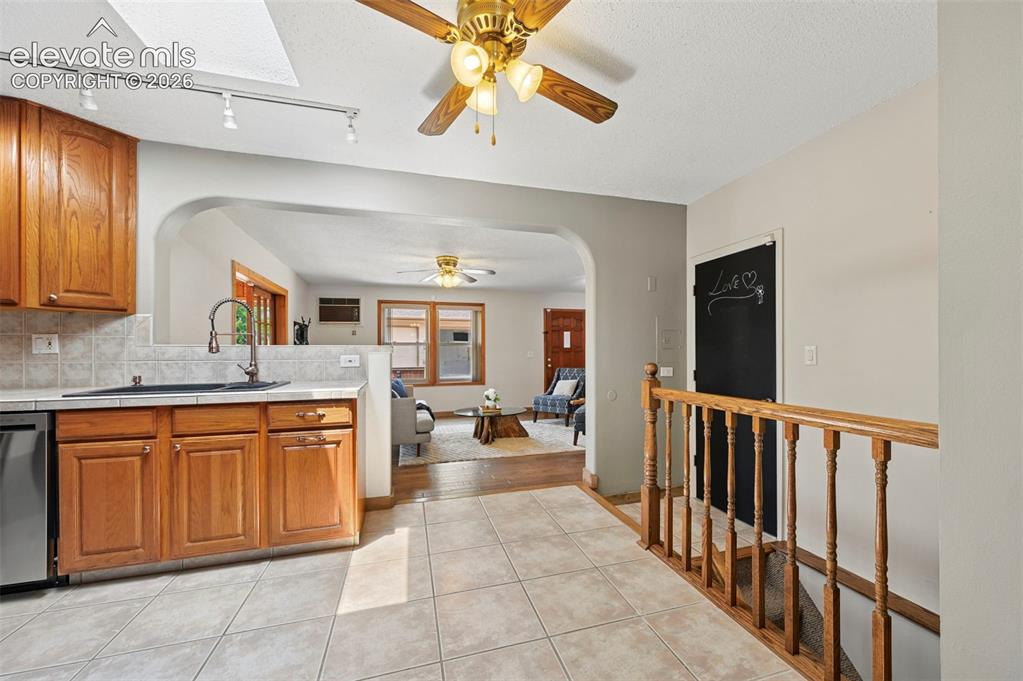 Image 19 of 50: Kitchen