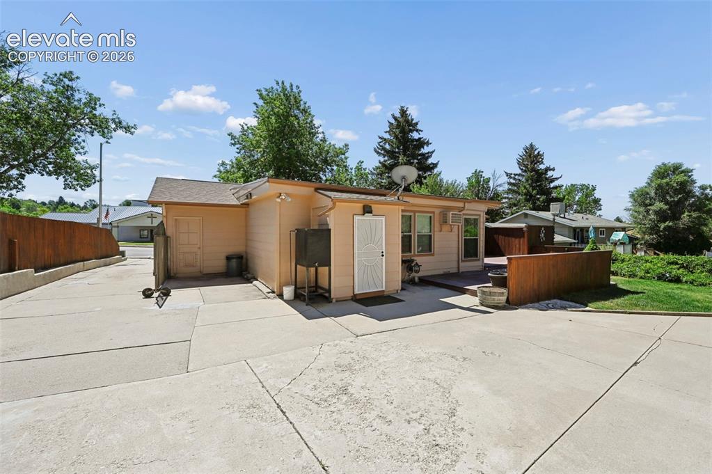 Image 8 of 50: Yard
