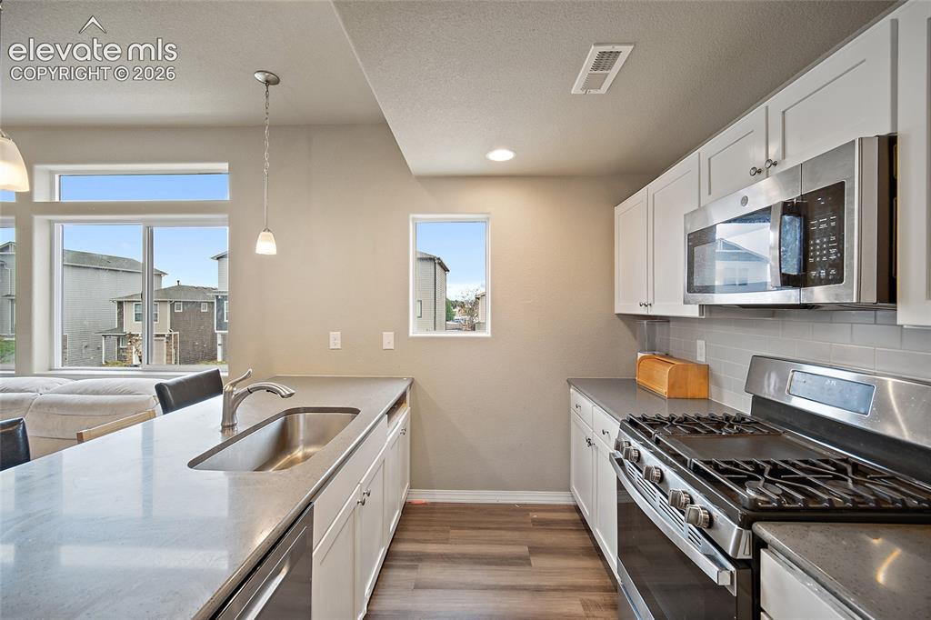 Image 17 of 37: Kitchen