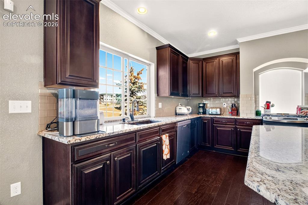 Image 10 of 45: Kitchen