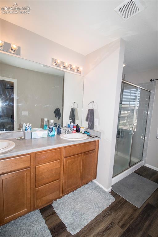 Image 16 of 23: Bathroom