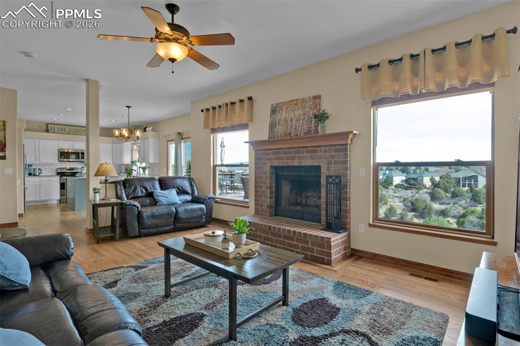 Image 18 of 50: Living Room