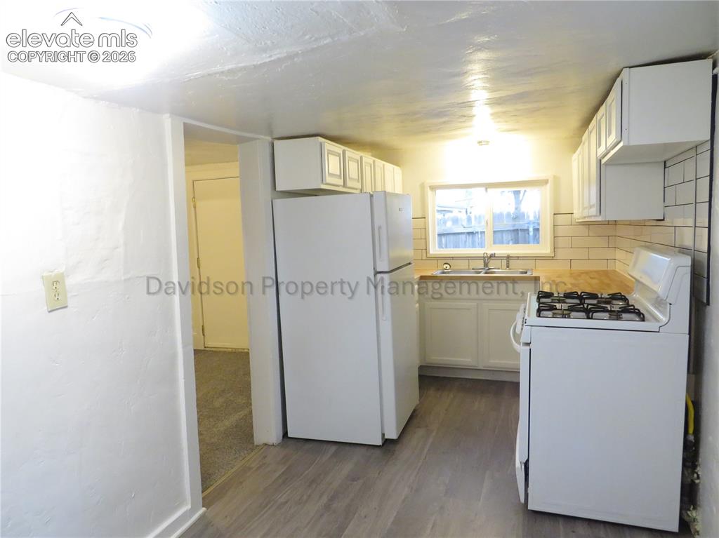 Image 3 of 11: Kitchen