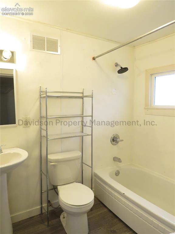 Image 9 of 11: Bathroom