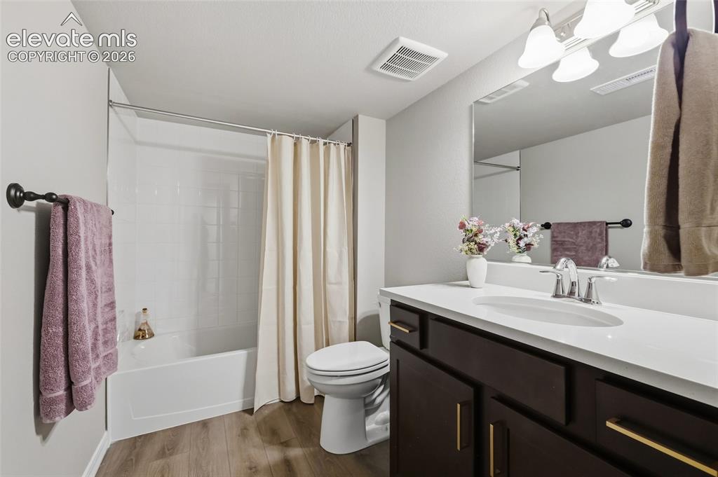 Image 33 of 43: Bathroom