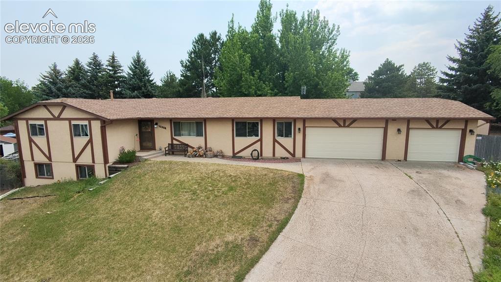 Image 1 of 30: Oversized 3 car garage. Located in a cul-de-sac