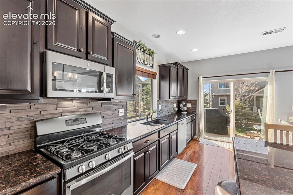 Image 14 of 41: Kitchen