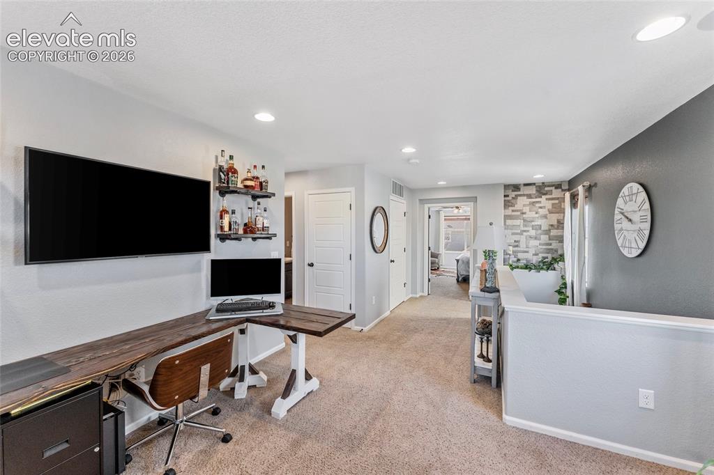 Image 19 of 41: Office