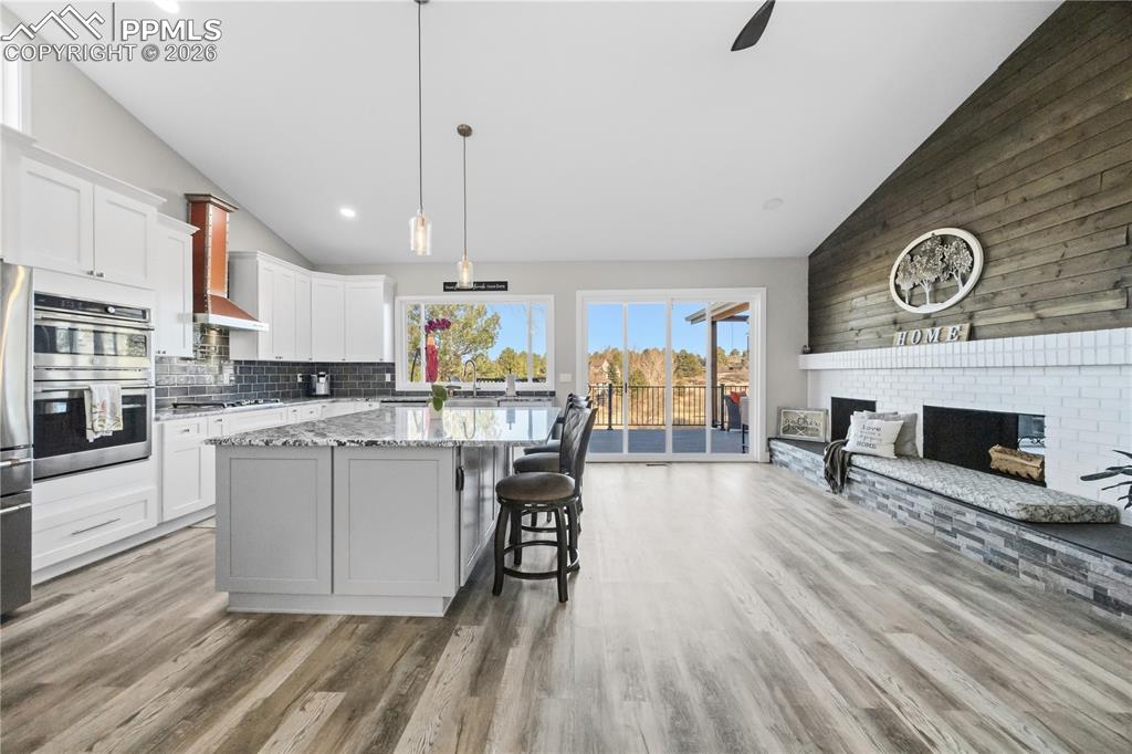 Image 13 of 50: Kitchen