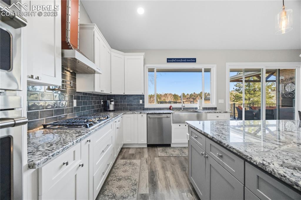 Image 14 of 50: Kitchen