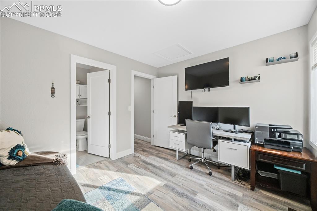 Image 21 of 50: Office