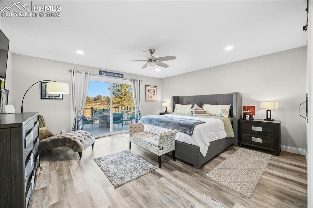 Image 23 of 50: Bedroom