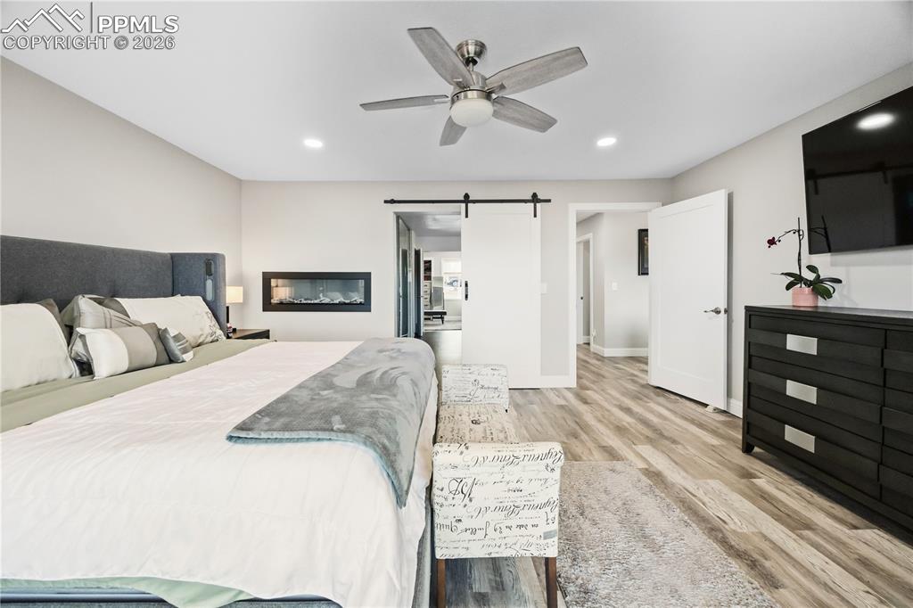 Image 26 of 50: Bedroom