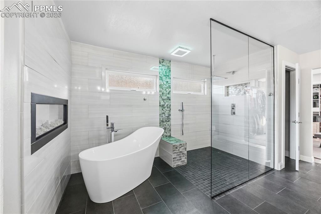 Image 27 of 50: Bathroom