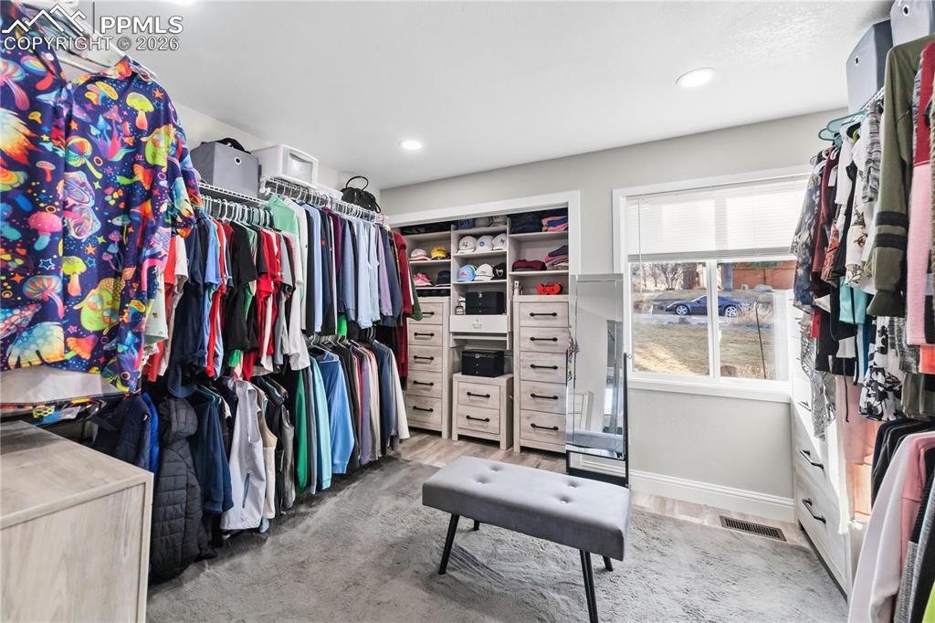 Image 29 of 50: Closet