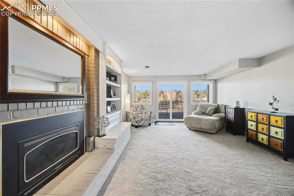 Image 31 of 50: Living Room