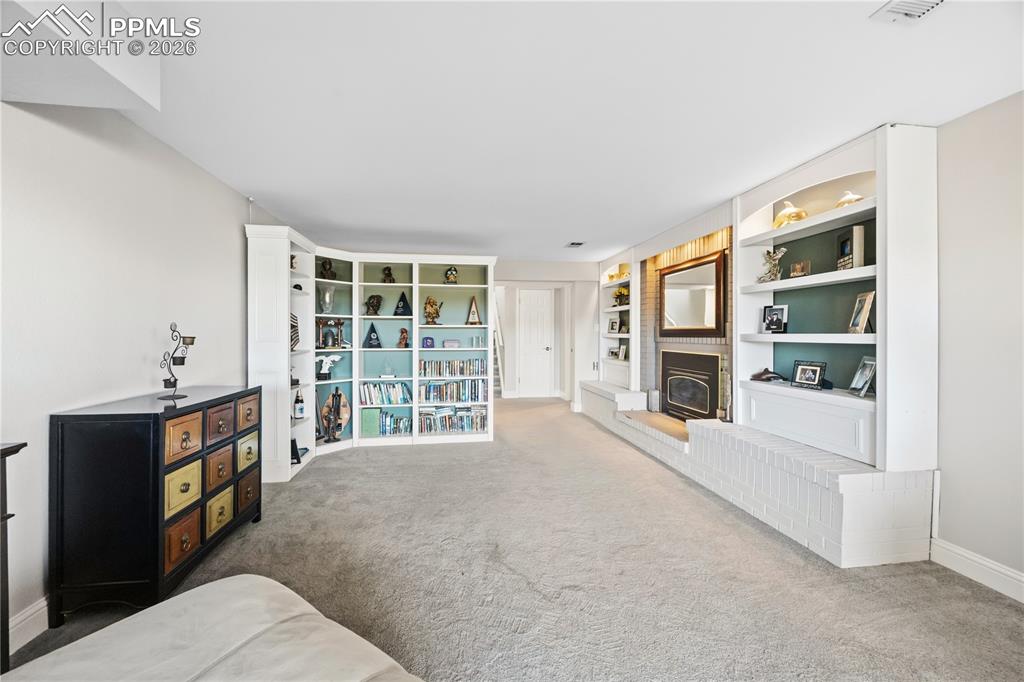 Image 32 of 50: Living Room