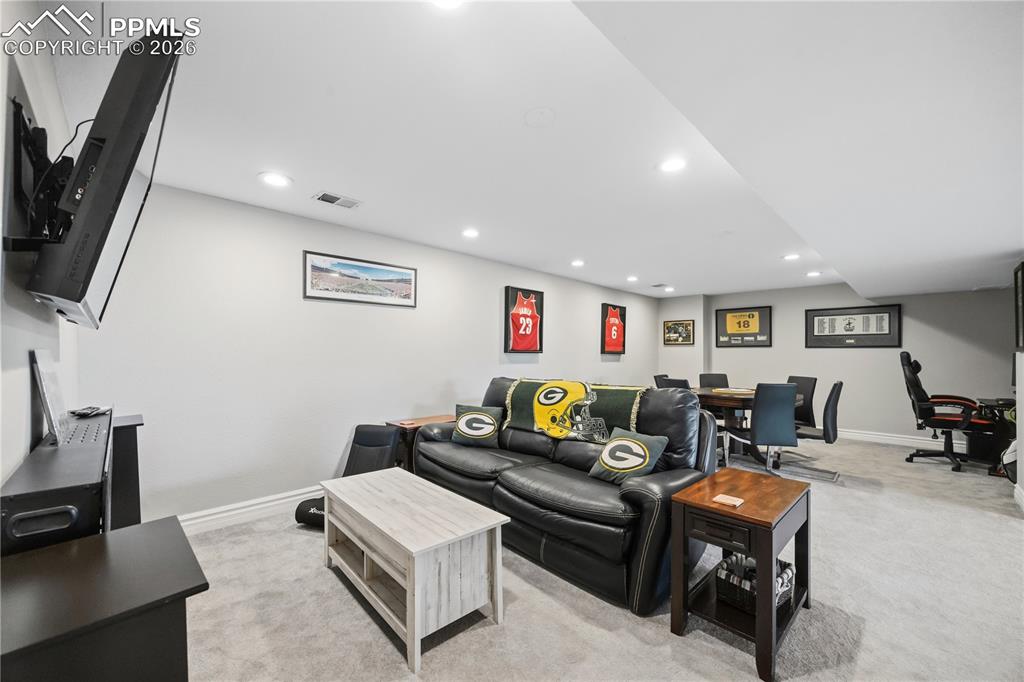 Image 33 of 50: Living Room