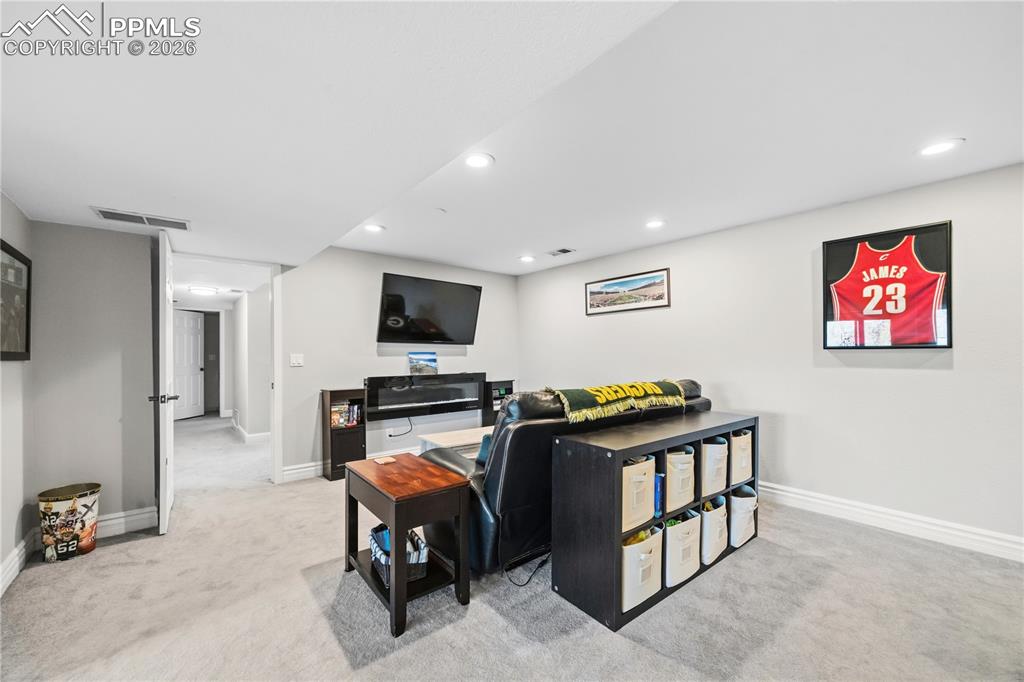 Image 34 of 50: Living Room