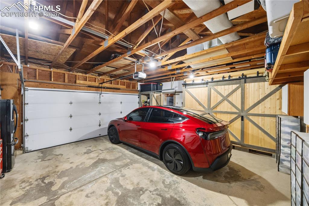 Image 43 of 50: Garage