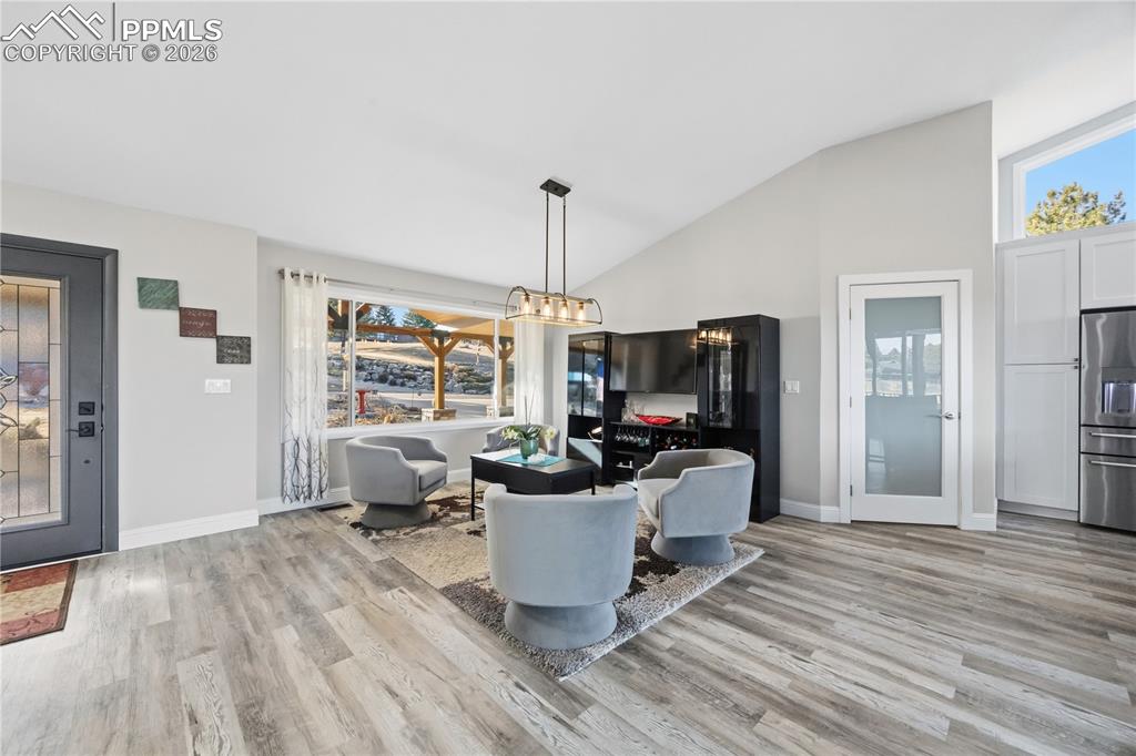 Image 8 of 50: Dining Area